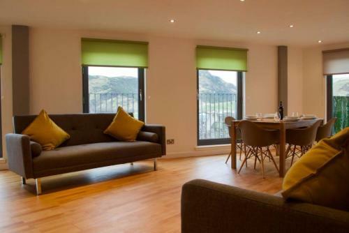 3 Bedroom Apartment With Private Roof Terrace Accommodates 8