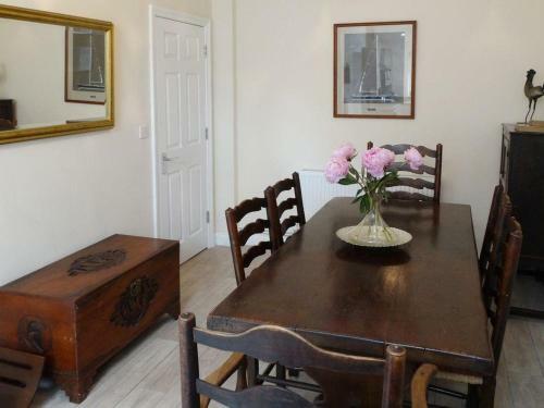 2 Carlton Mews