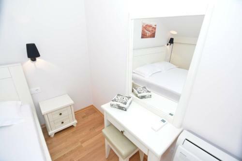 Hostal Rooms Dobrotski Dvori
