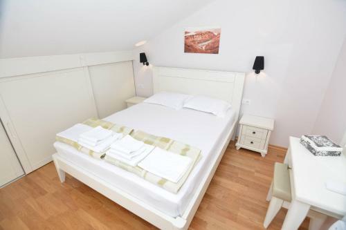 Hostal Rooms Dobrotski Dvori