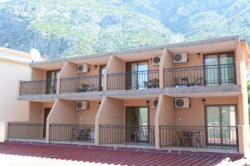 Hostal Rooms Dobrotski Dvori