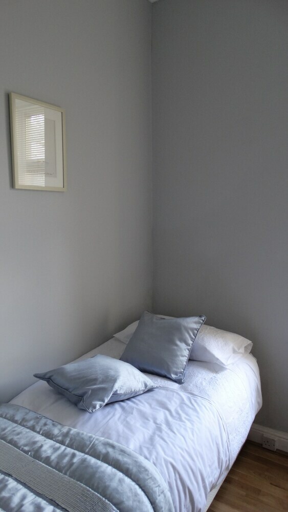 Portum -john St Apartment