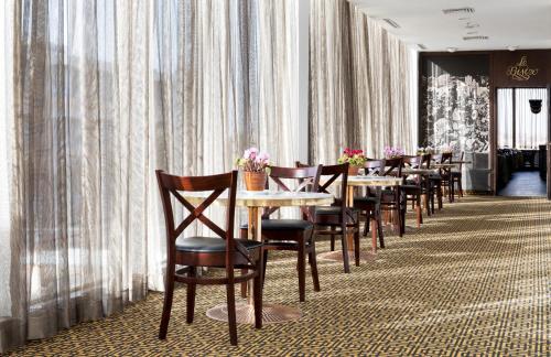 Seven Arches Hotel