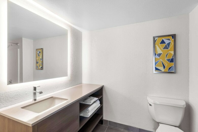 Hotel Comfort Suites Airport - Austin