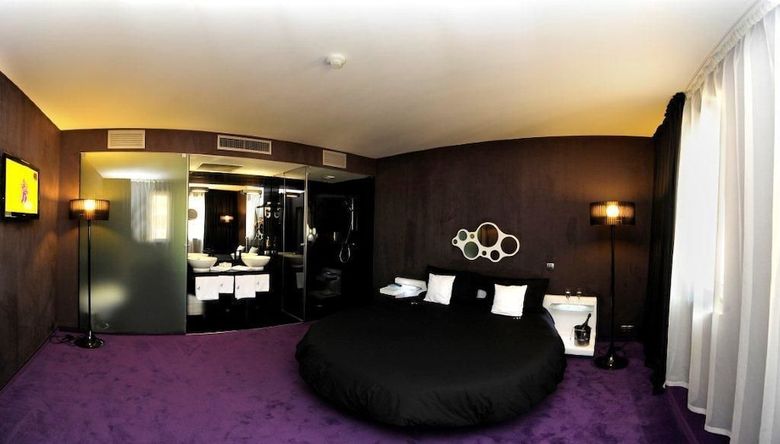 Plaza V Hotel