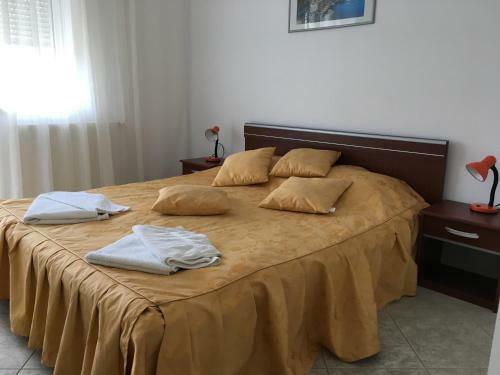 Club Topaz Apartments