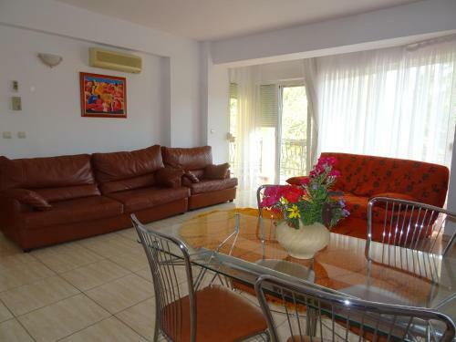 Club Topaz Apartments