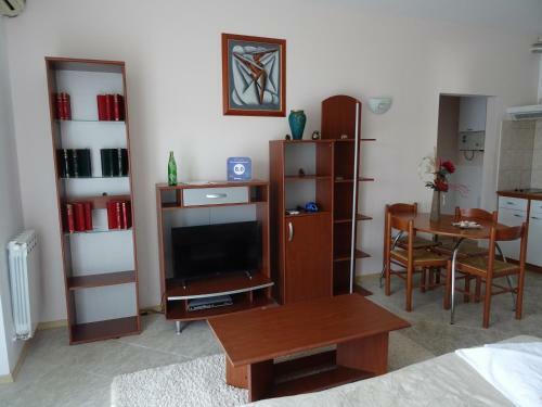 Club Topaz Apartments