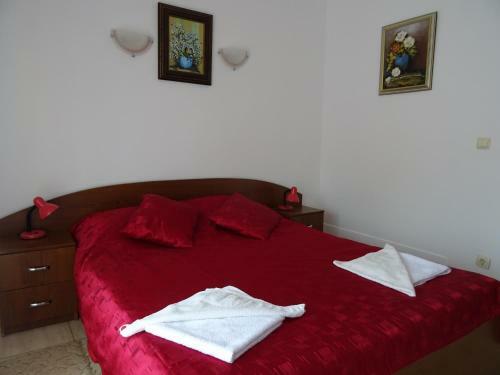 Club Topaz Apartments