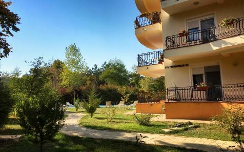 Club Topaz Apartments
