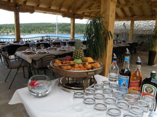 Apartments Tisno