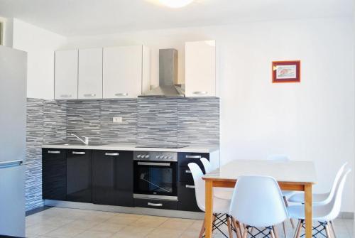 Apartments By The Sea Omis - 2822