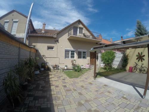 Rozs� Apartman