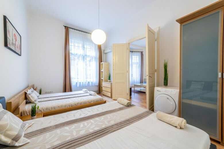 Real Apartments Lovag