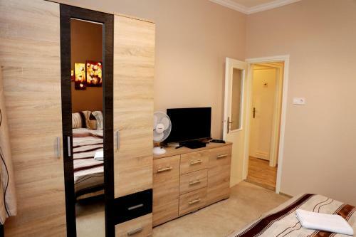 Ad�l Apartman