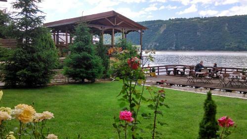 Hostal Pension La Ponton