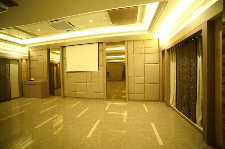 Hotel Grand Parivaar