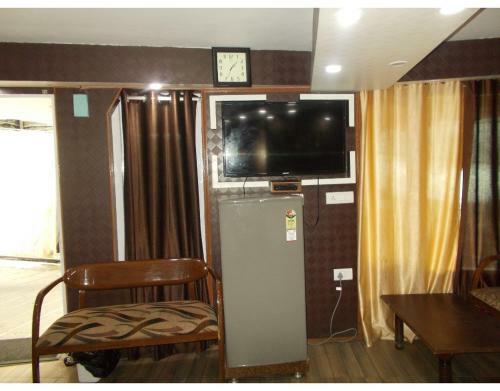 Hotel A-one Stay Near Picture Palace