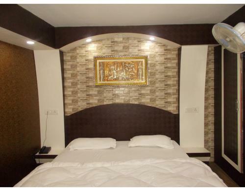 Hotel A-one Stay Near Picture Palace
