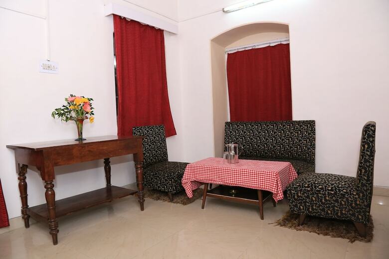Prince Hotel Mallroad