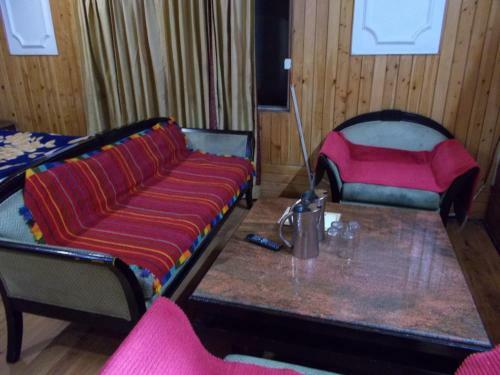 Hotel Mall Road Stay With In-house Restaurant