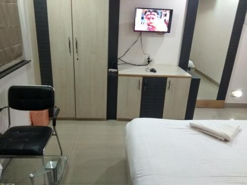 Hotel Jk Rooms 122 Shaheen-nr. Mahindra Co.-midc