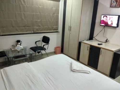 Hotel Jk Rooms 122 Shaheen-nr. Mahindra Co.-midc