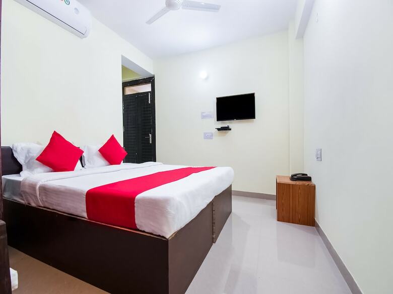 Hotel Oyo 28221 Near P&m Mall