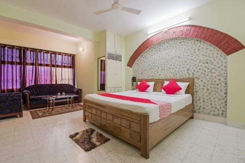 Hotel Oyo 23043 Grand Ar Residency