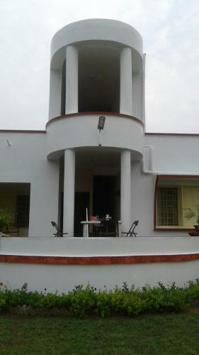 Villa Judges Court