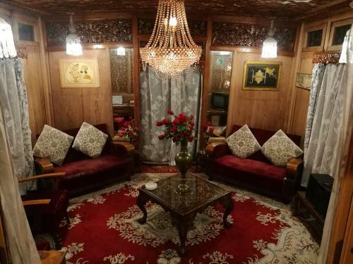 House Boat Hardy Palace