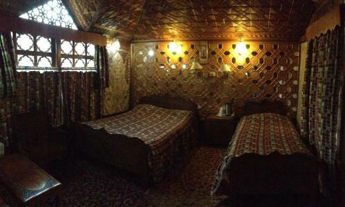 Hotel Zaffer Group Of Houseboats
