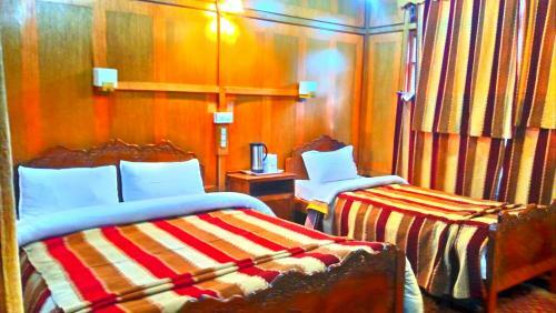 Hotel Zaffer Group Of Houseboats
