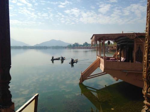 Hotel Wangnoo Heritage Houseboats