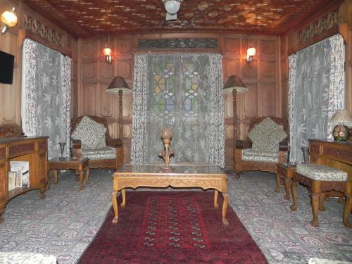 Hotel Shabrose Houseboats