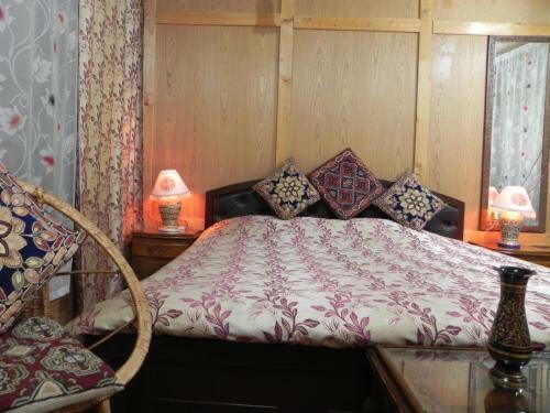 Hotel Shabrose Houseboats