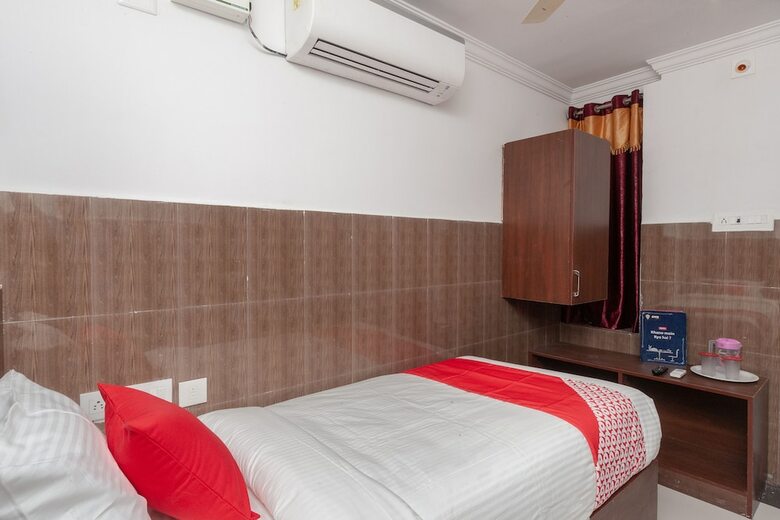 Capital O 27775 Hotel Srinivasa Residency