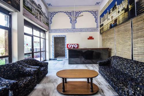 Oyo 15212 Hotel Seema