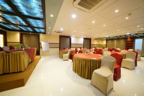 Hotel Square Inn
