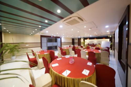 Hotel Square Inn