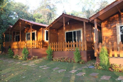 Oyo 26892 Coorg Amodhini Wood Cottage Suits