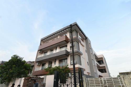Hotel Oyo 15834 Shubhangni Residency