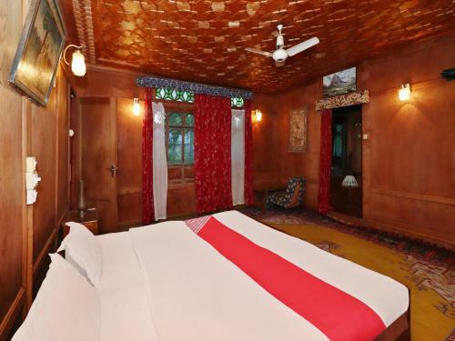 Oyo 45251 Billoo Palace Houseboat