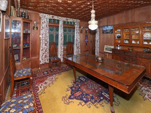 Oyo 45251 Billoo Palace Houseboat