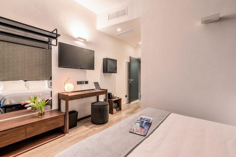 Hostal The First - La Spezia 5 Terre