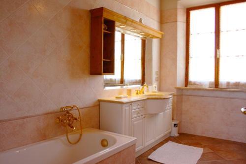 Campoleone Villa Sleeps 8 Pool Wifi