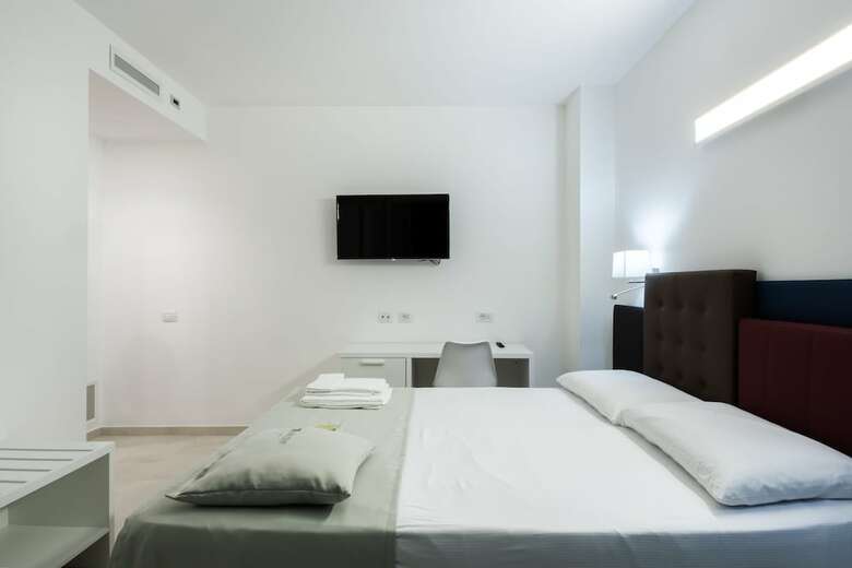Hostal Th Collection Rooms