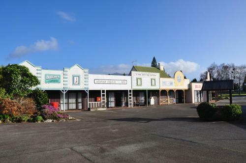 Motel The Village Inn Hotel