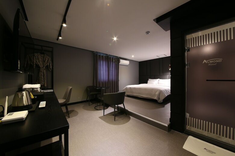 Almond Hotel Gupo Station