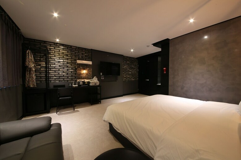 Almond Hotel Gupo Station